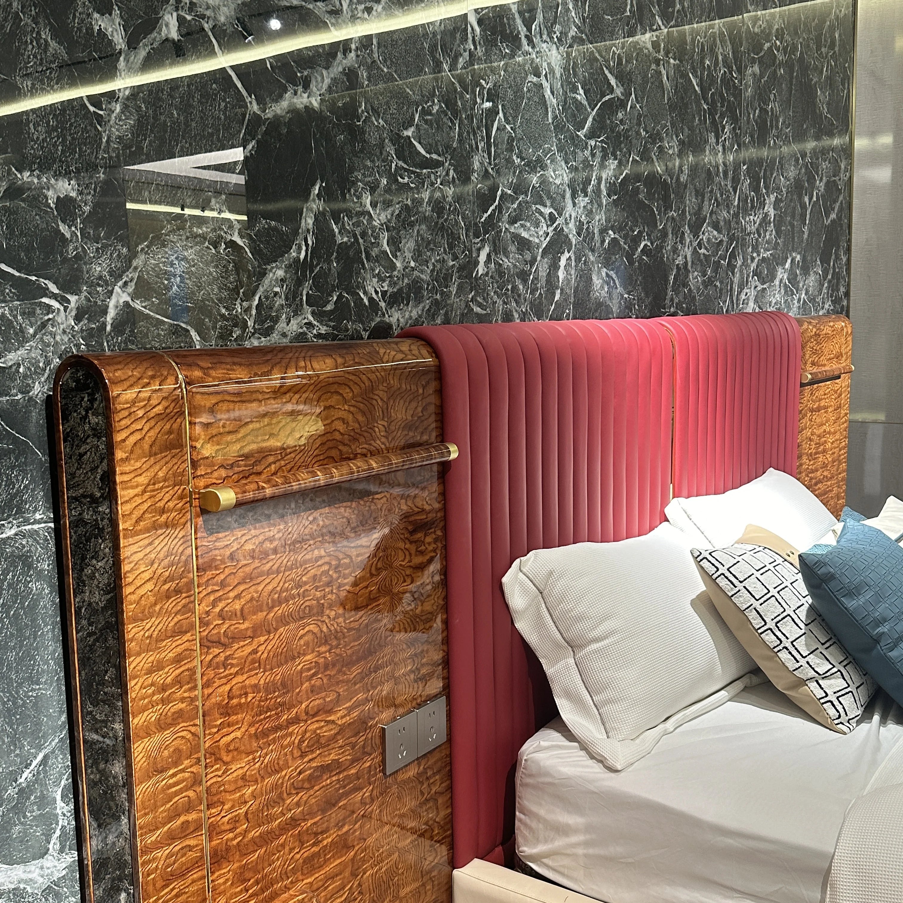 Modern Luxury Home Furniture Bedroom Soft Headboard Solid Wood Frame Upholstered Bed Full Queen King Size Hotel Bedroom Set